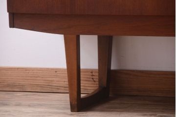 ヴィンテージ家具　北欧ビンテージ　脚付きのおしゃれなサイドボード