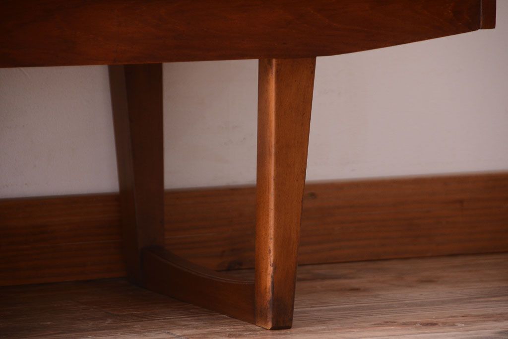 ヴィンテージ家具　北欧ビンテージ　脚付きのおしゃれなサイドボード