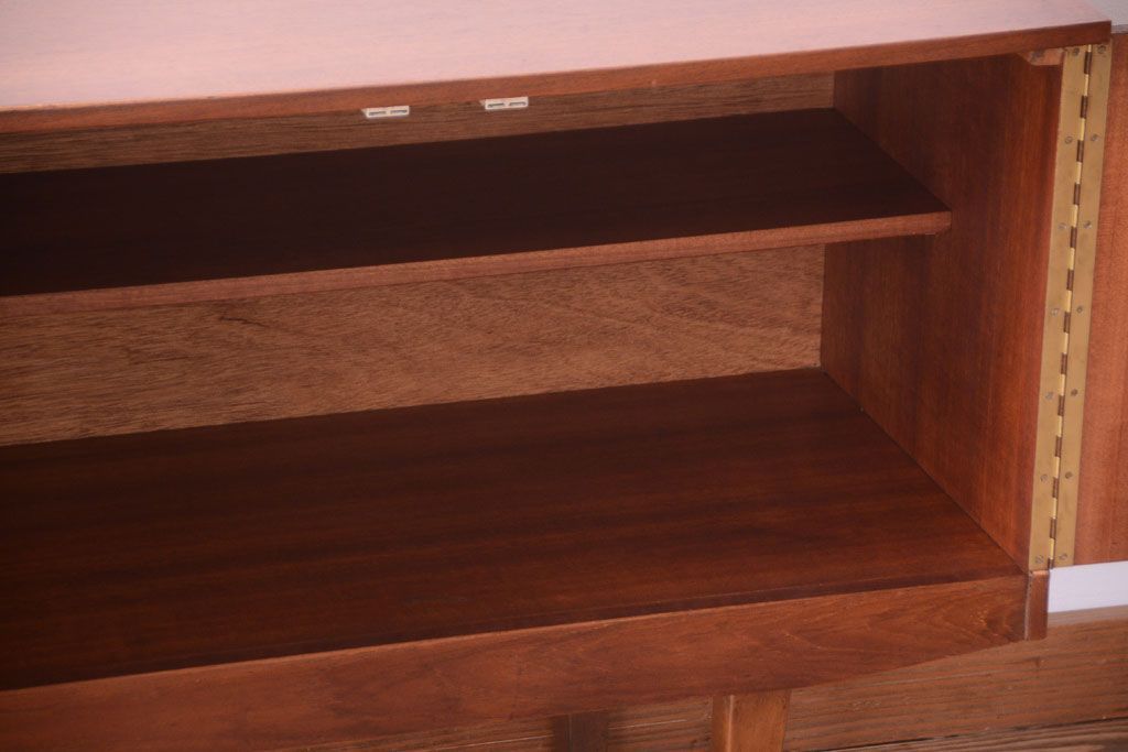 ヴィンテージ家具　北欧ビンテージ　脚付きのおしゃれなサイドボード