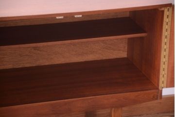 ヴィンテージ家具　北欧ビンテージ　脚付きのおしゃれなサイドボード