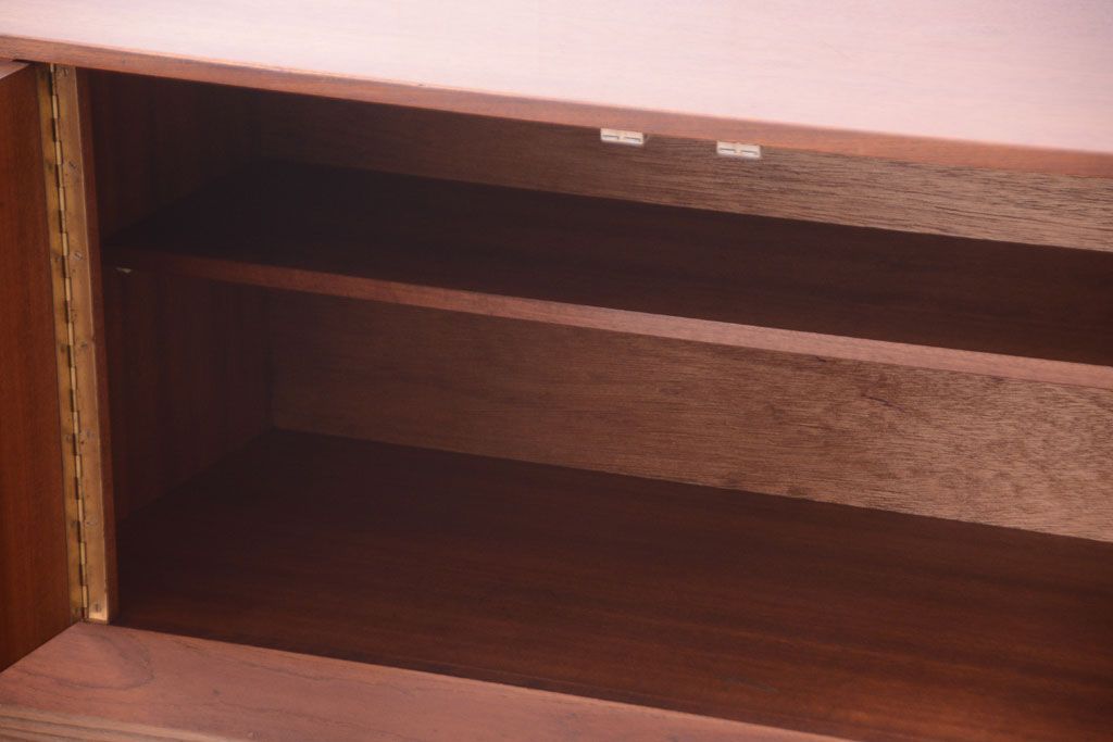 ヴィンテージ家具　北欧ビンテージ　脚付きのおしゃれなサイドボード