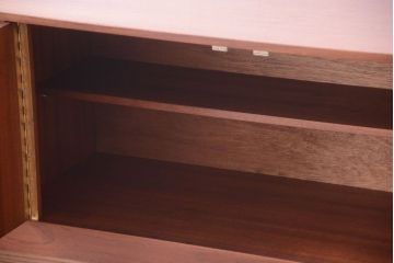 ヴィンテージ家具　北欧ビンテージ　脚付きのおしゃれなサイドボード