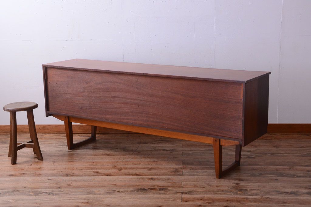 ヴィンテージ家具　北欧ビンテージ　脚付きのおしゃれなサイドボード