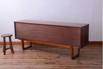 ヴィンテージ家具　北欧ビンテージ　脚付きのおしゃれなサイドボード