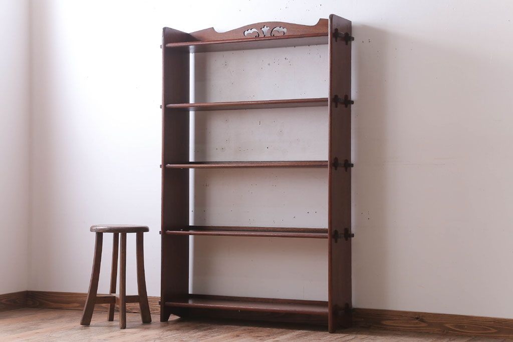 アンティーク家具　アンティーク　透かし彫り　古い木製の本棚(飾り棚・ブックシェルフ)