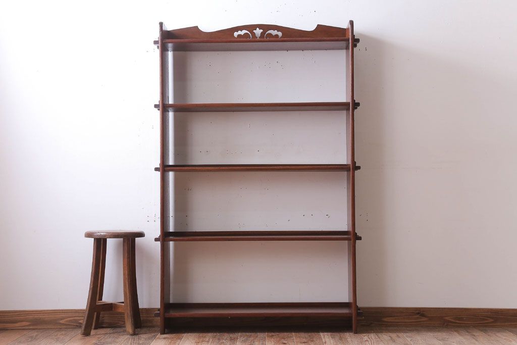 アンティーク家具　アンティーク　透かし彫り　古い木製の本棚(飾り棚・ブックシェルフ)