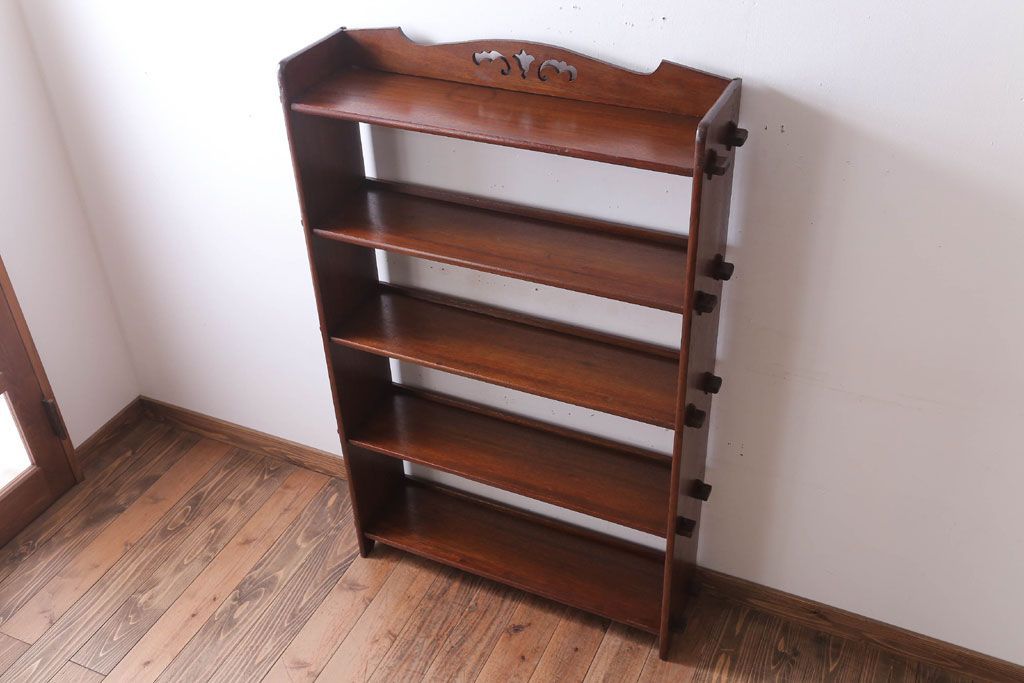 アンティーク家具　アンティーク　透かし彫り　古い木製の本棚(飾り棚・ブックシェルフ)