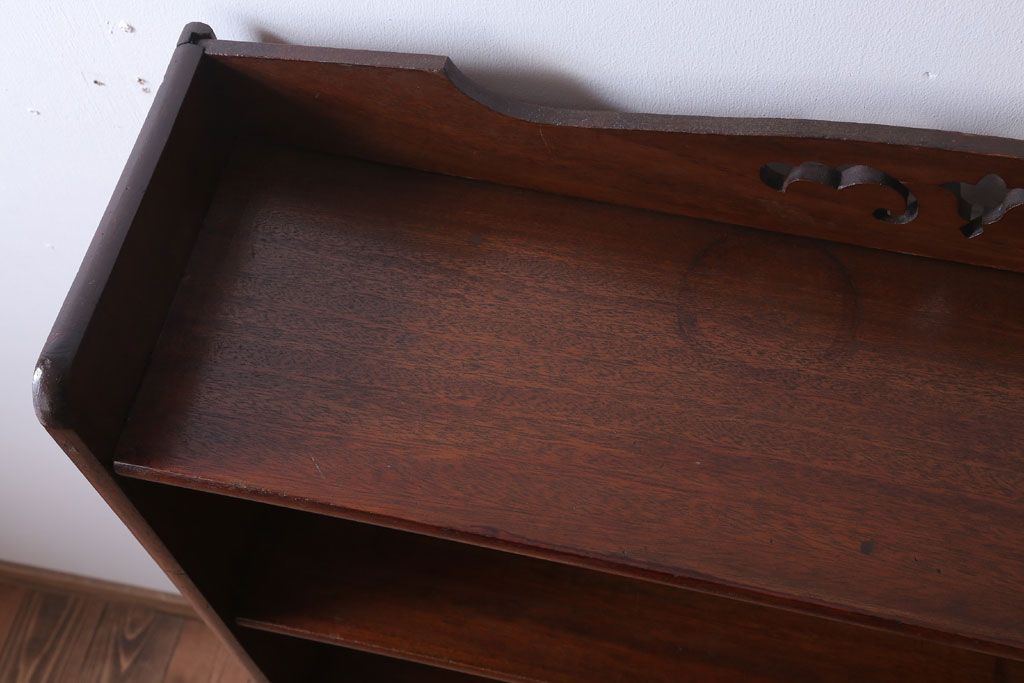 アンティーク家具　アンティーク　透かし彫り　古い木製の本棚(飾り棚・ブックシェルフ)