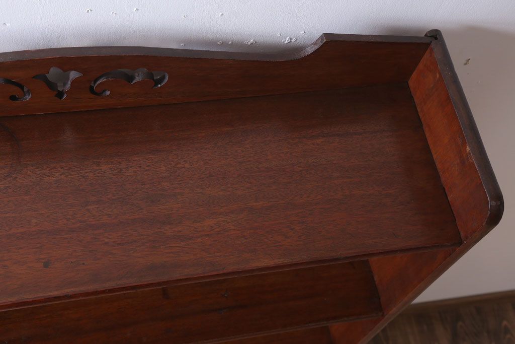 アンティーク家具　アンティーク　透かし彫り　古い木製の本棚(飾り棚・ブックシェルフ)