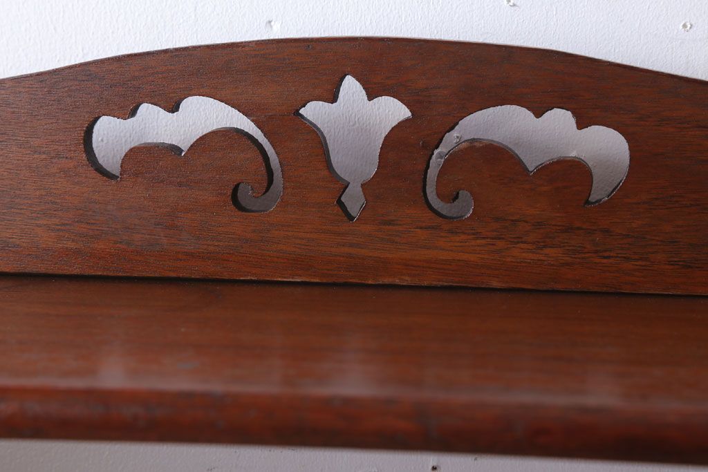 アンティーク家具　アンティーク　透かし彫り　古い木製の本棚(飾り棚・ブックシェルフ)