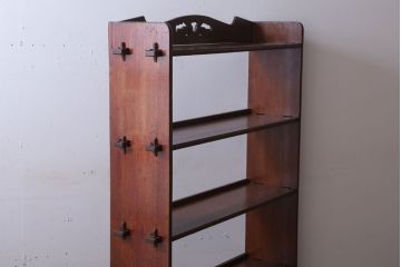 アンティーク家具　アンティーク　透かし彫り　古い木製の本棚(飾り棚・ブックシェルフ)