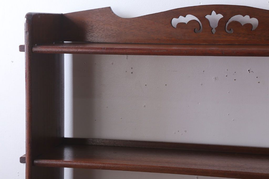 アンティーク家具　アンティーク　透かし彫り　古い木製の本棚(飾り棚・ブックシェルフ)