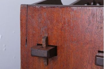 アンティーク家具　アンティーク　透かし彫り　古い木製の本棚(飾り棚・ブックシェルフ)