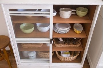 アンティーク家具　アンティークペイント　気泡ガラス引き戸のキャビネット(収納棚)