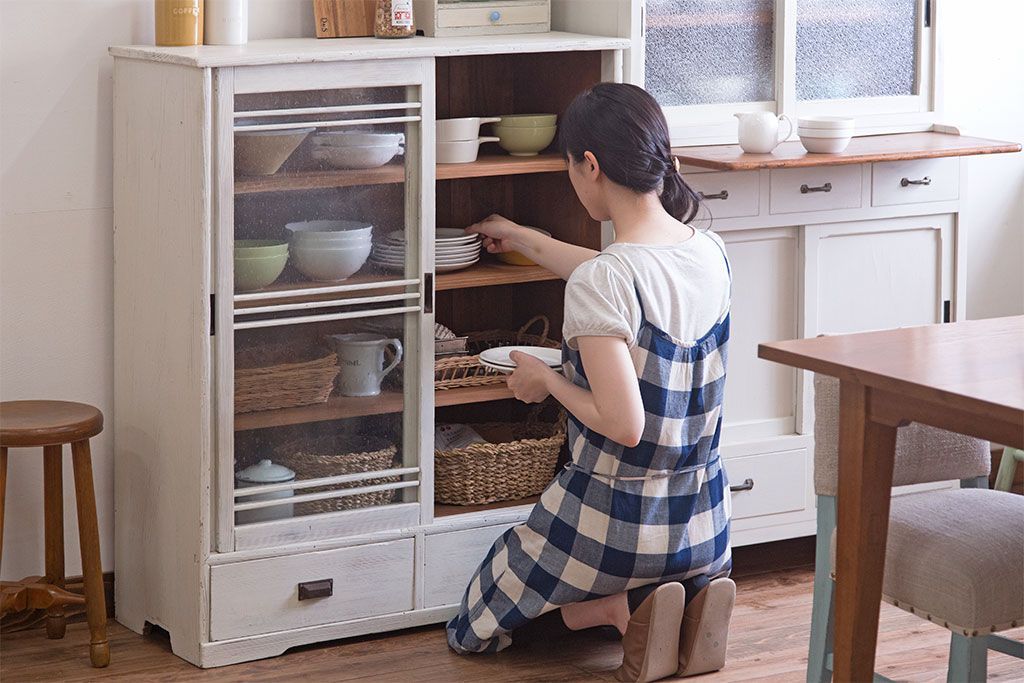 アンティーク家具　アンティークペイント　気泡ガラス引き戸のキャビネット(収納棚)