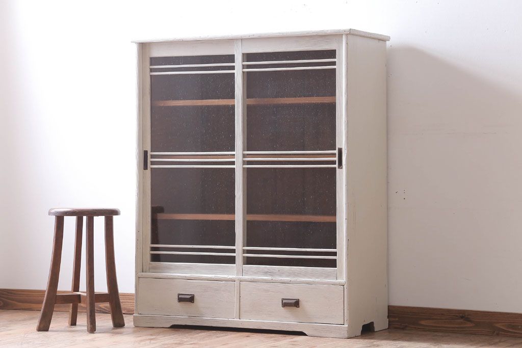 アンティーク家具　アンティークペイント　気泡ガラス引き戸のキャビネット(収納棚)