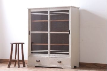 アンティーク家具　アンティークペイント　気泡ガラス引き戸のキャビネット(収納棚)