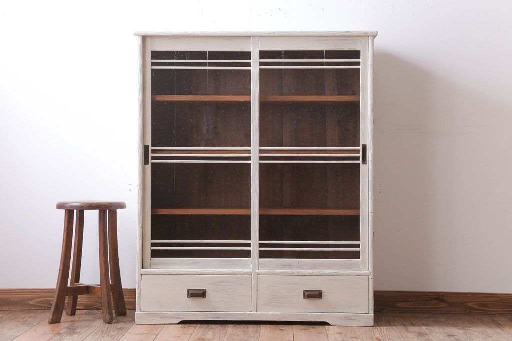 アンティーク家具　アンティークペイント　気泡ガラス引き戸のキャビネット(収納棚)