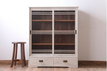 アンティーク家具　アンティークペイント　気泡ガラス引き戸のキャビネット(収納棚)