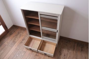 アンティーク家具　アンティークペイント　気泡ガラス引き戸のキャビネット(収納棚)