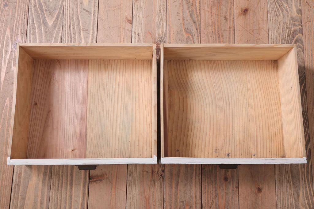 アンティーク家具　アンティークペイント　気泡ガラス引き戸のキャビネット(収納棚)