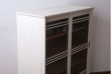 アンティーク家具　アンティークペイント　気泡ガラス引き戸のキャビネット(収納棚)