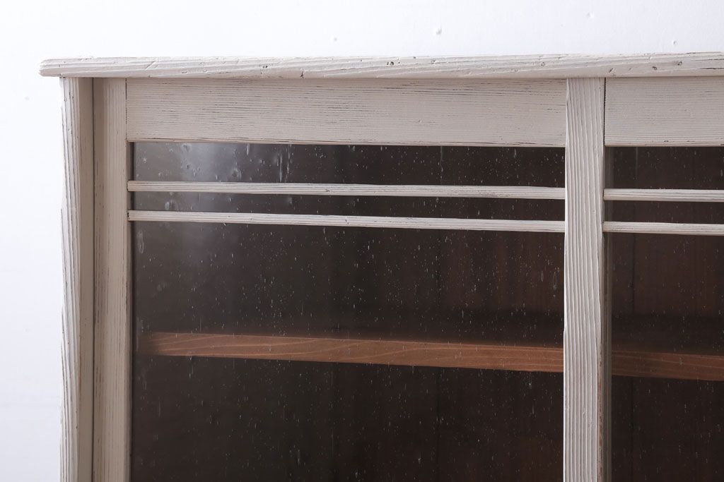 アンティーク家具　アンティークペイント　気泡ガラス引き戸のキャビネット(収納棚)