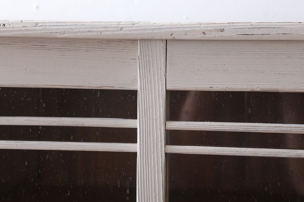 アンティーク家具　アンティークペイント　気泡ガラス引き戸のキャビネット(収納棚)