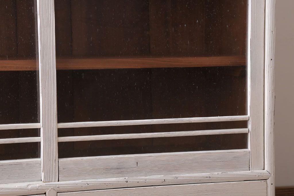 アンティーク家具　アンティークペイント　気泡ガラス引き戸のキャビネット(収納棚)