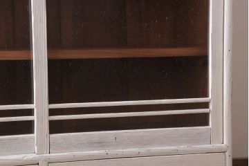 アンティーク家具　アンティークペイント　気泡ガラス引き戸のキャビネット(収納棚)