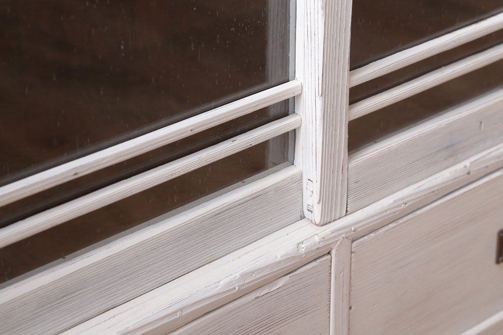 アンティーク家具　アンティークペイント　気泡ガラス引き戸のキャビネット(収納棚)