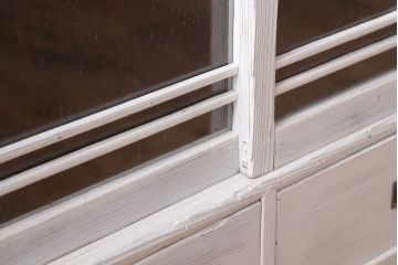 アンティーク家具　アンティークペイント　気泡ガラス引き戸のキャビネット(収納棚)