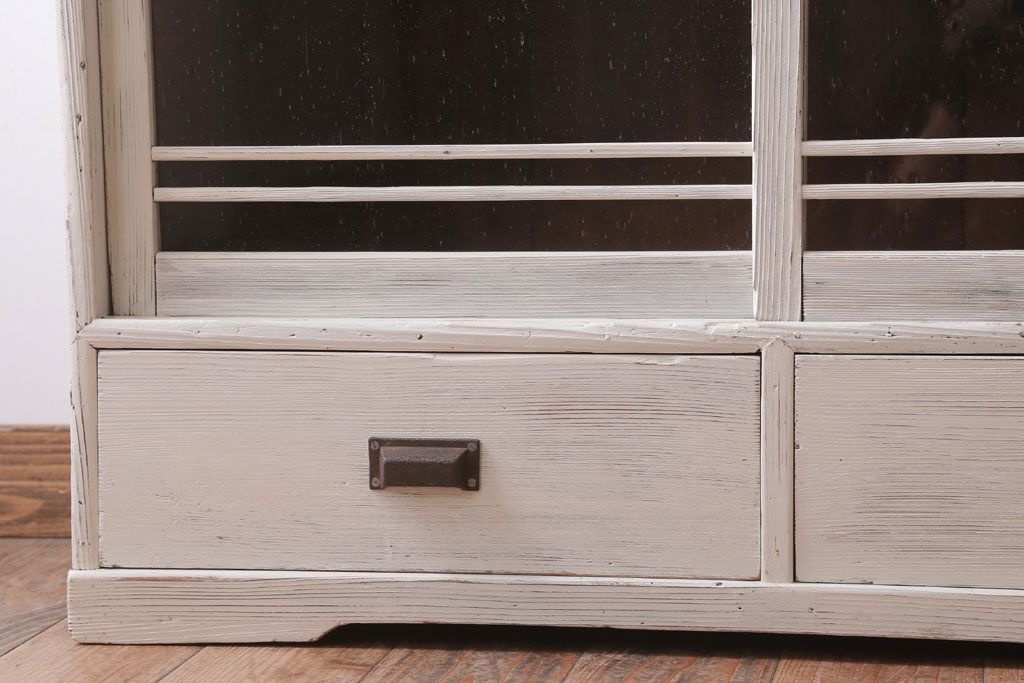 アンティーク家具　アンティークペイント　気泡ガラス引き戸のキャビネット(収納棚)