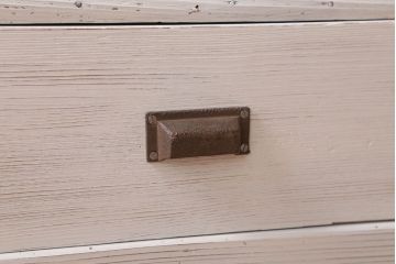 アンティーク家具　アンティークペイント　気泡ガラス引き戸のキャビネット(収納棚)