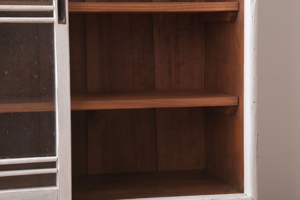 アンティーク家具　アンティークペイント　気泡ガラス引き戸のキャビネット(収納棚)