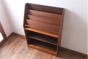レトロ家具　昭和レトロ　木製!古い本屋さんのマガジンラック付き本棚