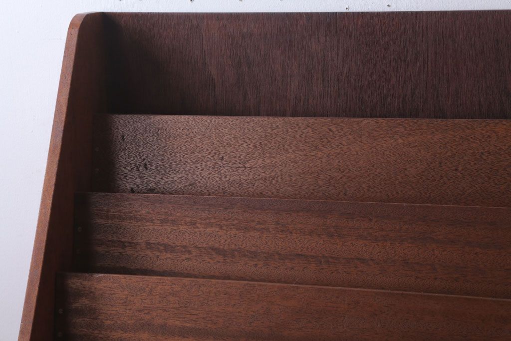 レトロ家具　昭和レトロ　木製!古い本屋さんのマガジンラック付き本棚