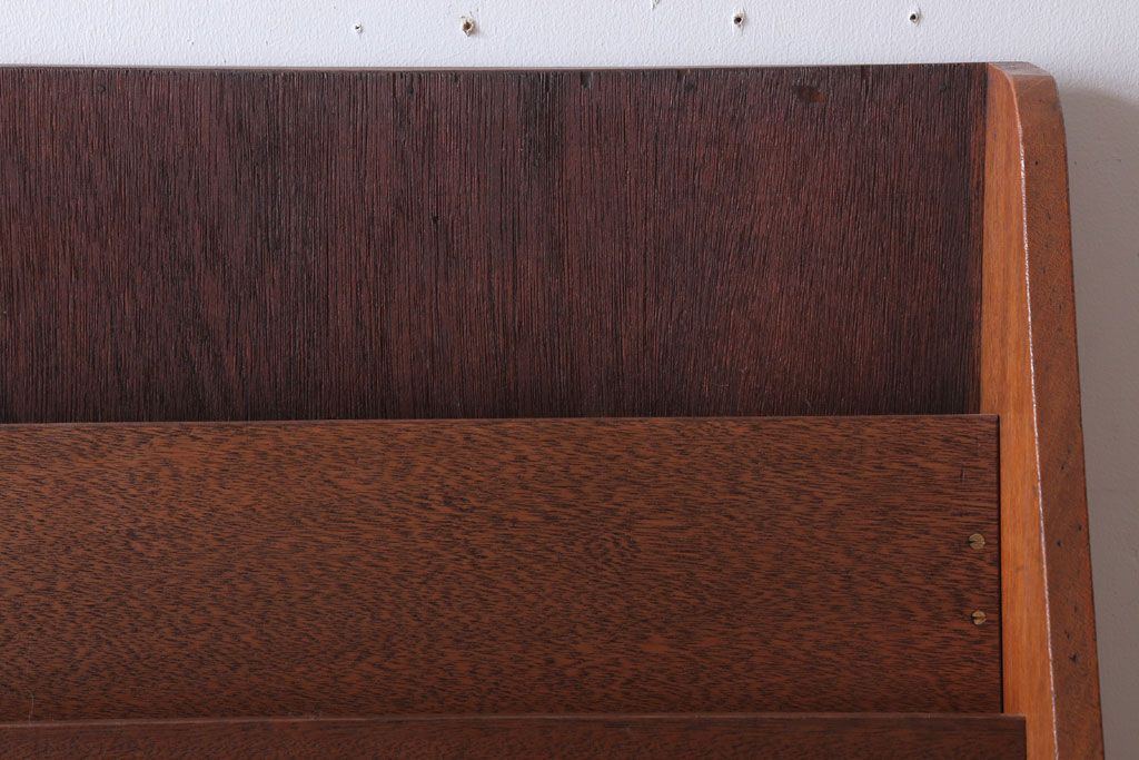 レトロ家具　昭和レトロ　木製!古い本屋さんのマガジンラック付き本棚