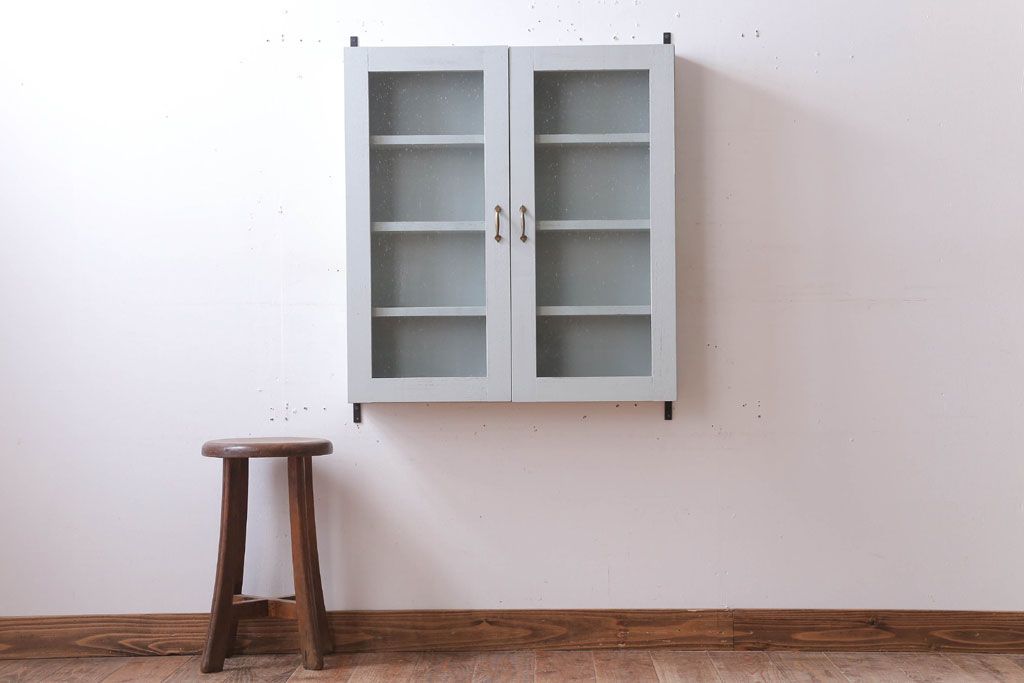 アンティーク家具　アンティークペイント　気泡ガラス入り!シンプルな縦型の壁掛け戸棚(2)