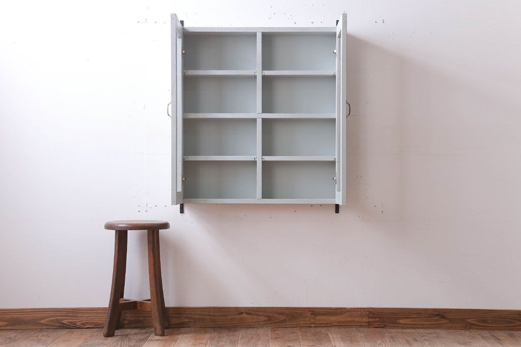 アンティーク家具　アンティークペイント　気泡ガラス入り!シンプルな縦型の壁掛け戸棚(2)