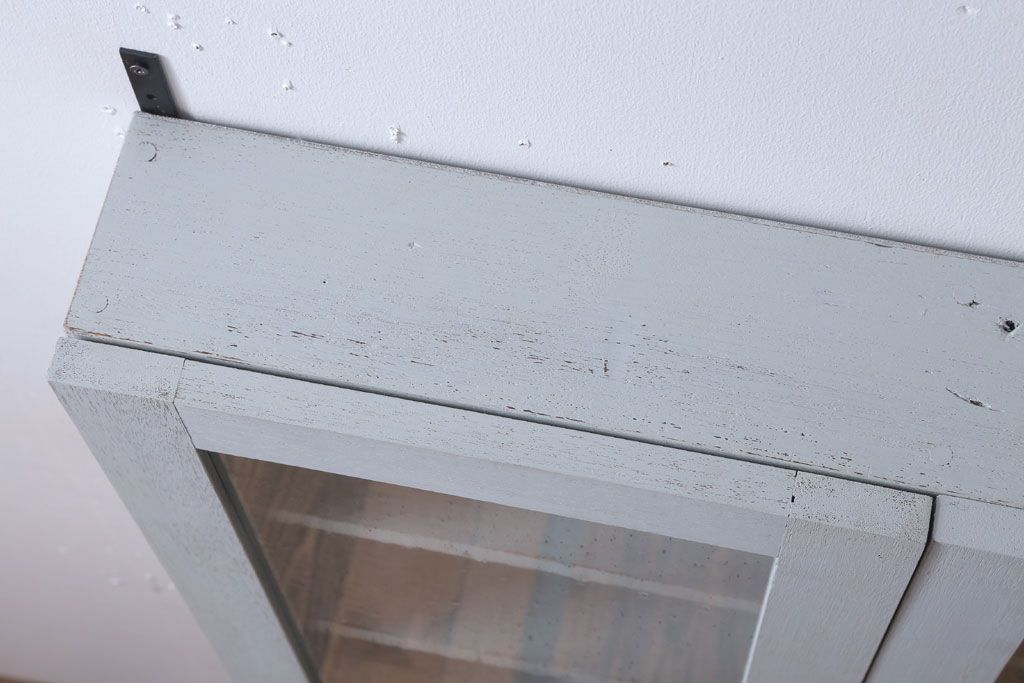 アンティーク家具　アンティークペイント　気泡ガラス入り!シンプルな縦型の壁掛け戸棚(2)