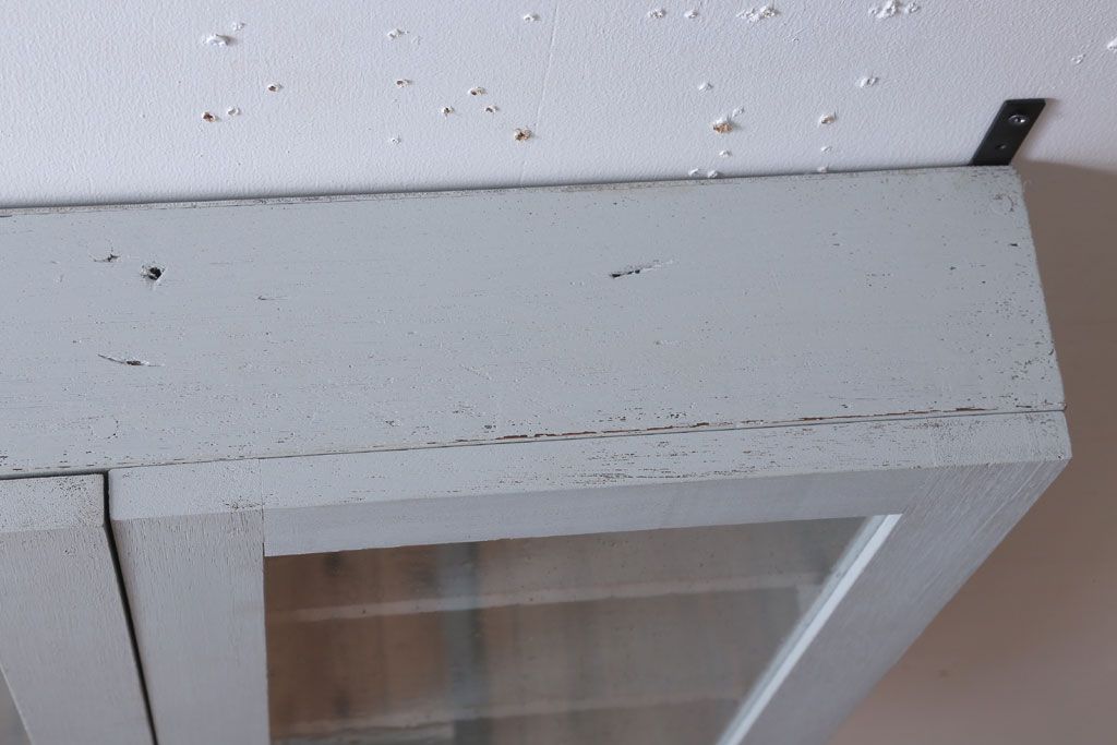 アンティーク家具　アンティークペイント　気泡ガラス入り!シンプルな縦型の壁掛け戸棚(2)