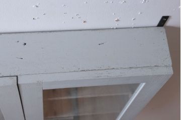 アンティーク家具　アンティークペイント　気泡ガラス入り!シンプルな縦型の壁掛け戸棚(2)