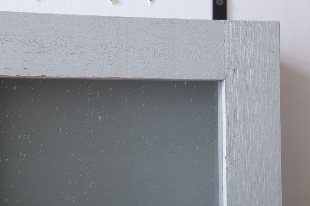 アンティーク家具　アンティークペイント　気泡ガラス入り!シンプルな縦型の壁掛け戸棚(2)