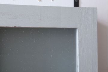 アンティーク家具　アンティークペイント　気泡ガラス入り!シンプルな縦型の壁掛け戸棚(2)