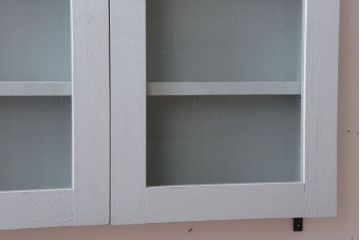 アンティーク家具　アンティークペイント　気泡ガラス入り!シンプルな縦型の壁掛け戸棚(2)