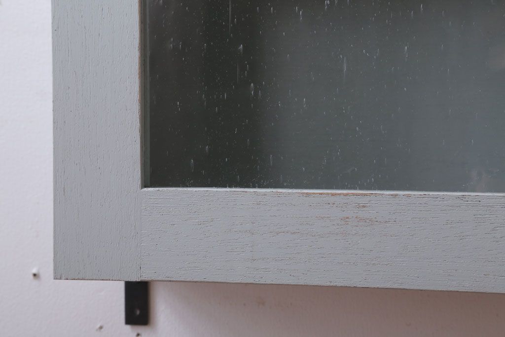 アンティーク家具　アンティークペイント　気泡ガラス入り!シンプルな縦型の壁掛け戸棚(2)