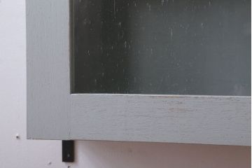 アンティーク家具　アンティークペイント　気泡ガラス入り!シンプルな縦型の壁掛け戸棚(2)