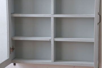 アンティーク家具　アンティークペイント　気泡ガラス入り!シンプルな縦型の壁掛け戸棚(2)