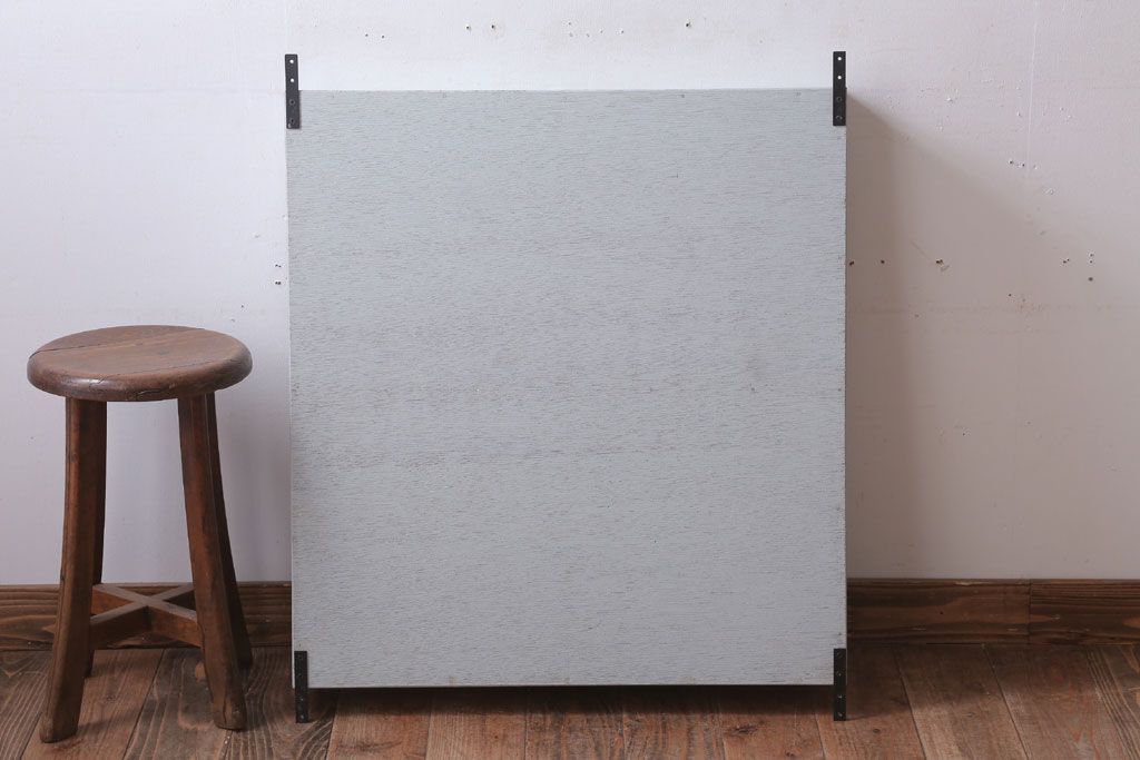 アンティーク家具　アンティークペイント　気泡ガラス入り!シンプルな縦型の壁掛け戸棚(2)